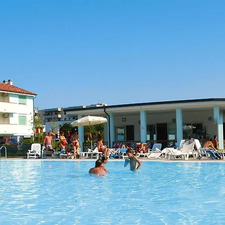 Cosy In With Communal Pool